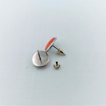 roze epoxy oorbellen.