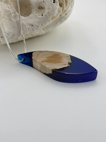 Houten hanger met blauwe epoxy