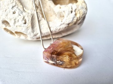 Hars sieraad met bloemen