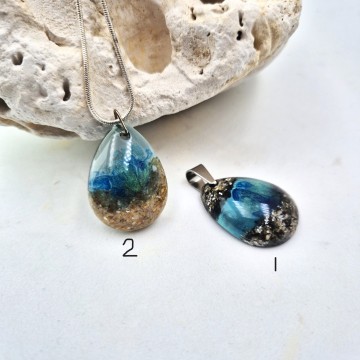 Blauwe hanger met zand