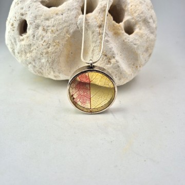 Metalen hanger met bladnerf