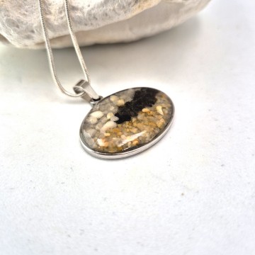 Hanger met zand en edelsteen