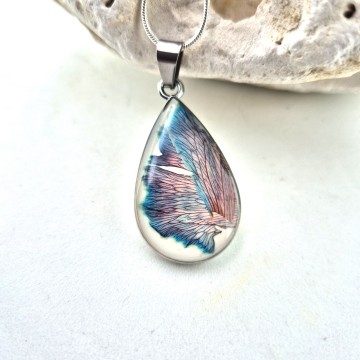 Hanger met paars rode anjer