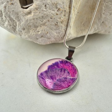 Paarse hanger met bloemen