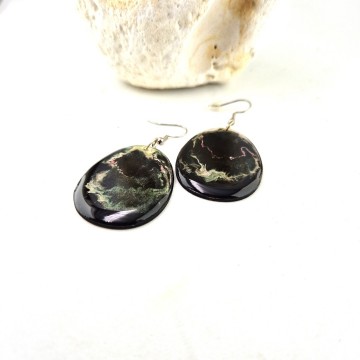 Zwarte oorbellen met parelmoer