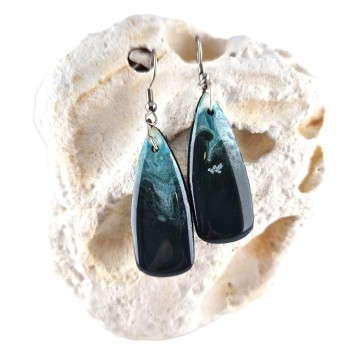 Donker groene epoxy oorbellen