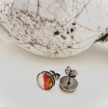 Oorbellen met rode bloem blaadjes