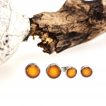 Okergele steek oorbellen met epoxy hars