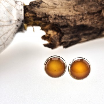 Okergele cabochon oorstekers