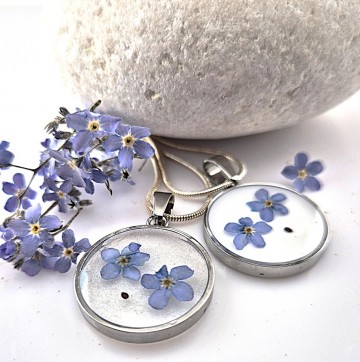 Vergeet mij nietjes hanger met zaadje.