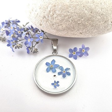 Symbolisch sieraad met vergeet mij nietjes