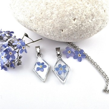 unique epoxy resin necklace with real garden flowers