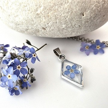 metalen hanger met Vergeet-mij-nietjes in epoxy