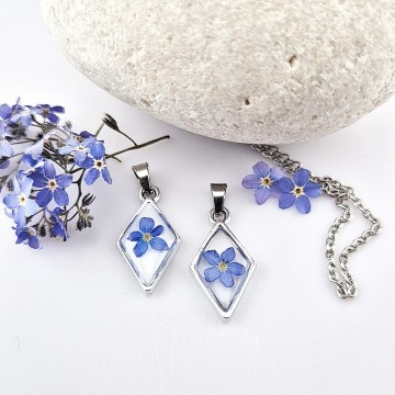 metalen hanger met Vergeet-mij-nietjes in epoxy