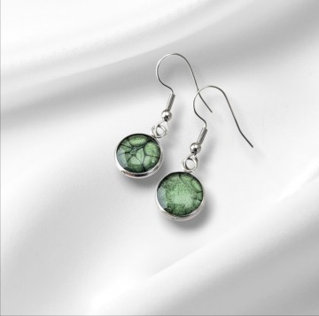 Cabochon oorbellen met klaver groen