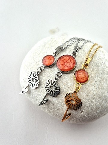 Geboorte hanger April Cayenne rood en Madeliefje