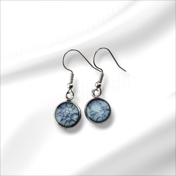 Blauwe oorbellen hangend in het oor