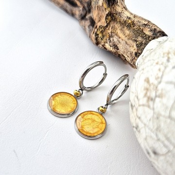 Geboortekleur oorbellen Augustus zonnestraal geel