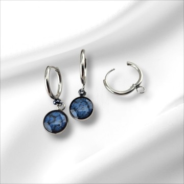 Oorbellen bungelend in het oor