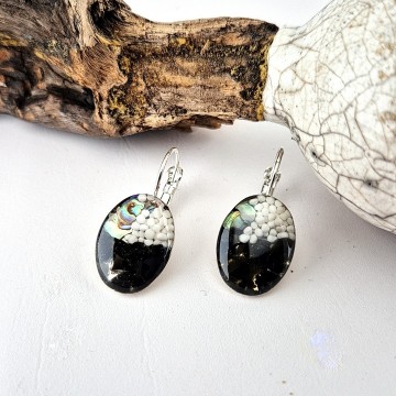 zwart witte ovale oorbellen met Abalone