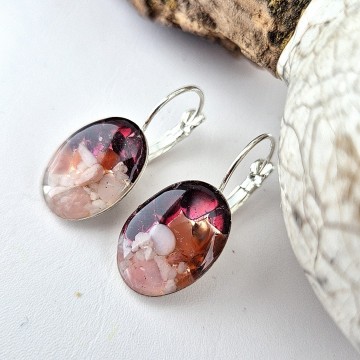 Ovale cabochon oorbellen met edelstenen en epoxy hars