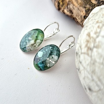 Epoxy oorbellen hangend in het oor