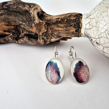 Ovale hang oorbellen met gedroogde bloemblaadjes