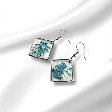 Vierkante hangoorbellen met gedroogd fluitenkruid in transparante epoxy en rvs haak