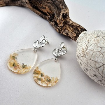 Druppel oorbellen met epoxy en gesnipperde bloemen
