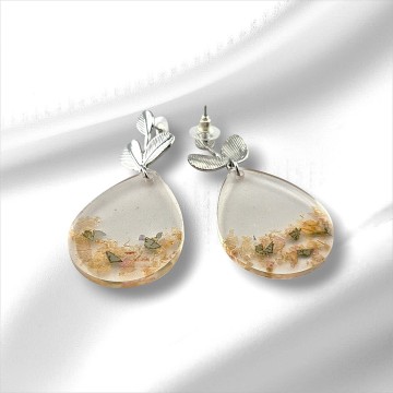 Bloemenmozaïek oorbellen in transparante hars met natuur‑geïnspireerde blad pin