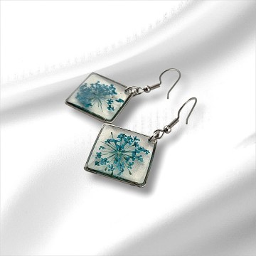 Lichtgewicht vierkante oorbellen met gedroogde fluitenkruidbloemen in heldere hars