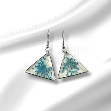 Handgemaakte driehoekige oorbellen met turquoise fluitenkruid en rvs haak