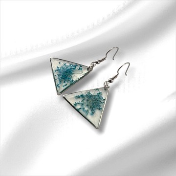 Driehoekige oorbellen met turquoise bloemen en glanzende harsafwerking