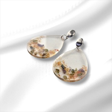 Druppelvormige epoxy oorbellen met gedroogde bloemen‑snippers