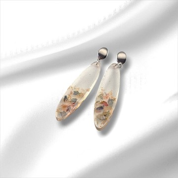 Langwerpige transparante epoxy oorbellen met roze en gele bloemen‑snippers en rvs pin