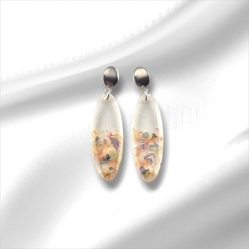 Lichtgewicht ovale bloemenoorbellen met roze‑gele snippers in heldere hars