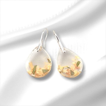 Glanzende epoxy druppels met subtiele bloemen snippers, handgemaakt