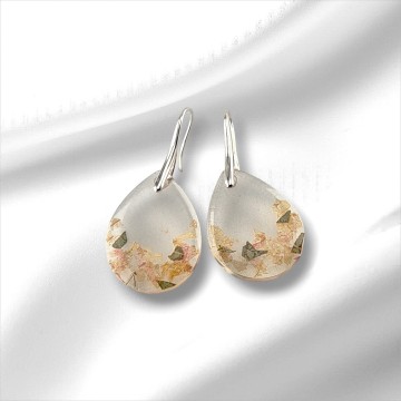 Handgemaakte epoxy oorbellen met subtiel bloemenmozaïek in heldere hars