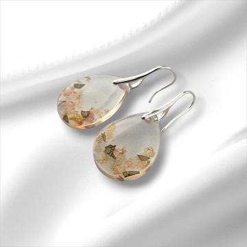 Druppelvormige epoxy oorbellen met roze en gele bloemen‑snippers en zilverplated  haak