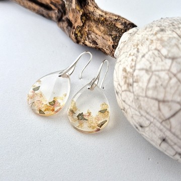 Druppel oorbellen met bloemen snippers in epoxy