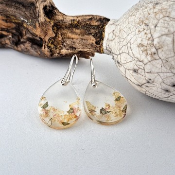 Unieke handgemaakte druppel oorbellen met kleurrijke bloemenfragmenten in heldere hars