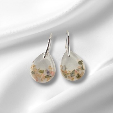 Lichtgewicht epoxy oorbellen met roze‑gele bloemen snippers in druppelvorm