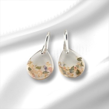 Druppel oorbellen met transparante hars en gedroogde bloemenaccenten