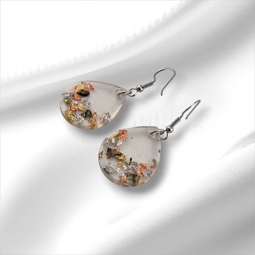 Ovale epoxy oorbellen met zwevende goudkleurige metaal snippers en rvs haak