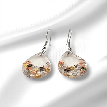 Minimalistische epoxy oorbellen met zwevende goudkleurige fragmenten