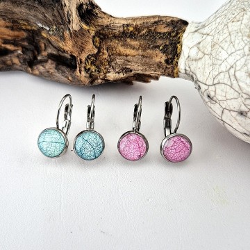 Blauwe of roze gekleurde bladnerf oorbellen