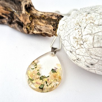 Druppelhanger met verstrooide bloemen in epoxy