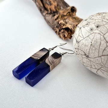 Langwerpige blauwe epoxy oorbellen met hout