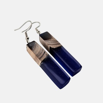 Handgemaakte blauwe epoxy oorbellen met hout en rvs haak