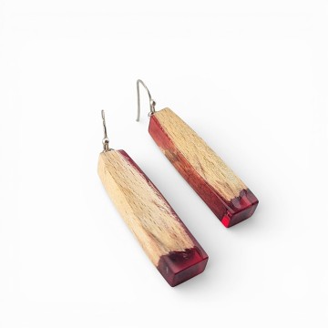 Rode hange oorbellen met hout en epoxy